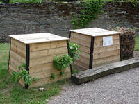 composteur bois pied d'immeuble