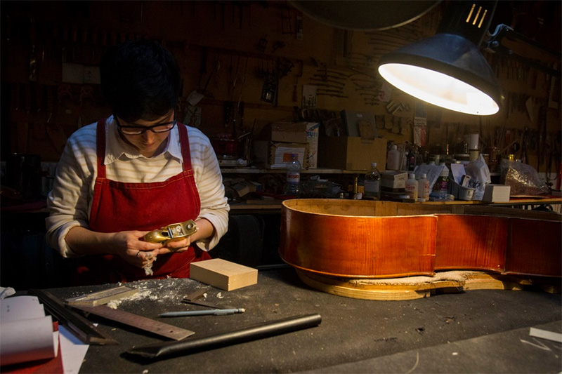 Photo d'illustration d'une visite chez un artisan luthier.