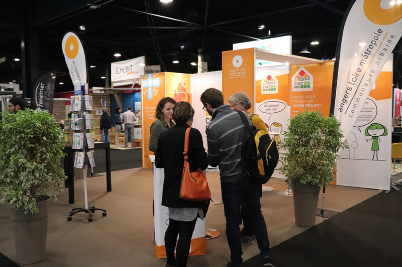 Photo de stand au salon de l'habitat.