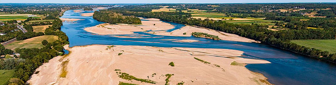 Vue a&eacute;rienne du lit de la Loire, o&ugrave; sont surtout visibles des bancs de sable.
