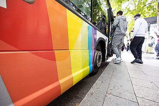 photo de personnes montant dans un bus