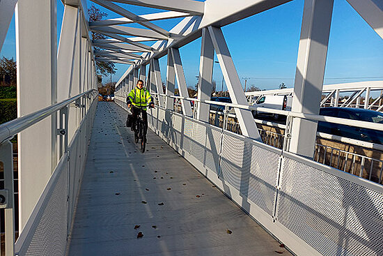 Les deux nouvelles passerelles qui enjambent l'A87 aux Ponts-de-Cé.