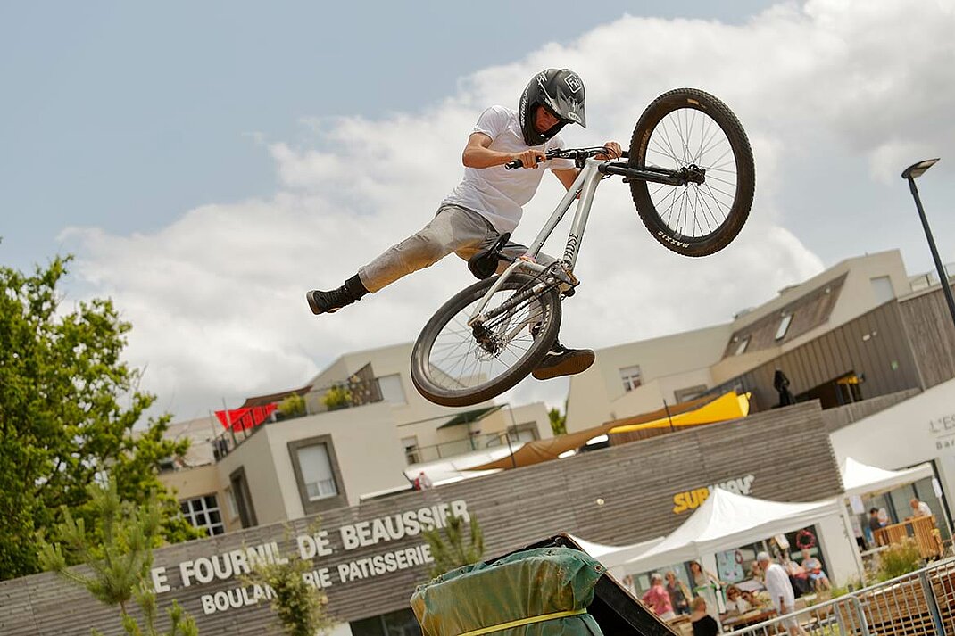 photo d&#039;un cycliste r&eacute;alisant une acrobatie dans les airs
