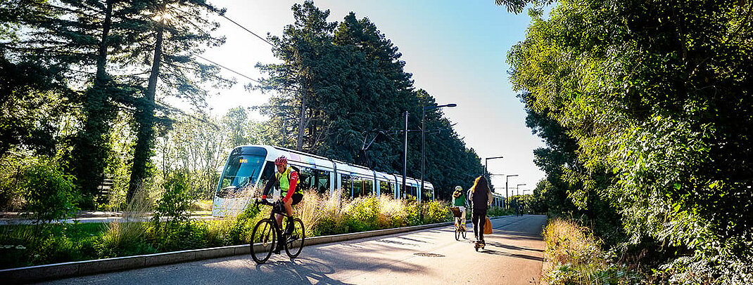 Ligne de tramway et aménagement cyclable le long du boulevard du Bon Pasteur à Angers.