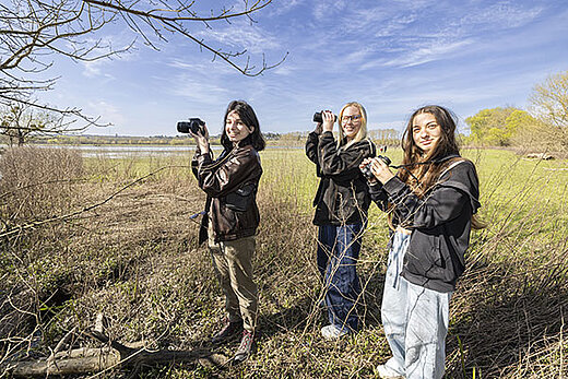 Groupe d'&eacute;tudiantes en sortie naturaliste sur les bords de Maine.