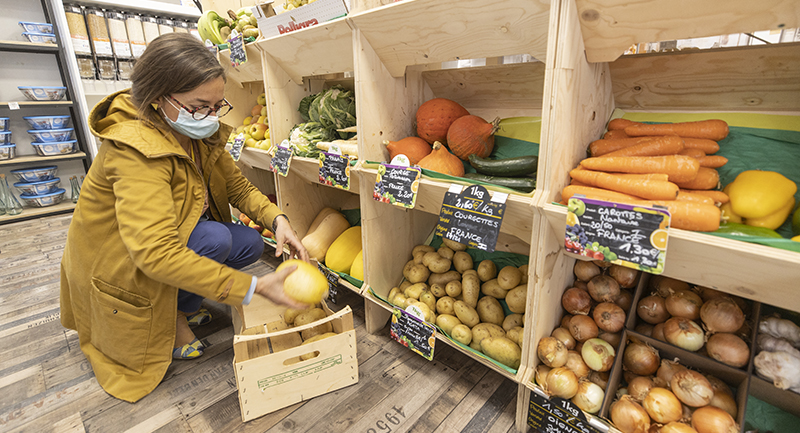 Photo d'une cliente dans une épicerie de vente en vrac.