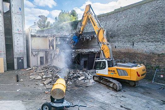 Déconstruction d'une partie de la médiathèque Toussaint à Angers.