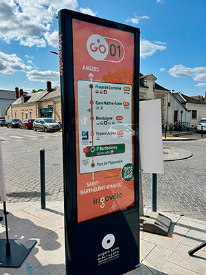 Panneau d'indication des temps de parcours sur la ligne irigovelo 1.