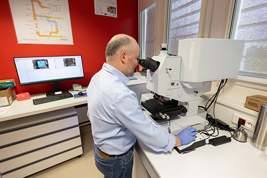 Un robot d’imagerie piloté par le chercheur Guillaume Mabilleau.