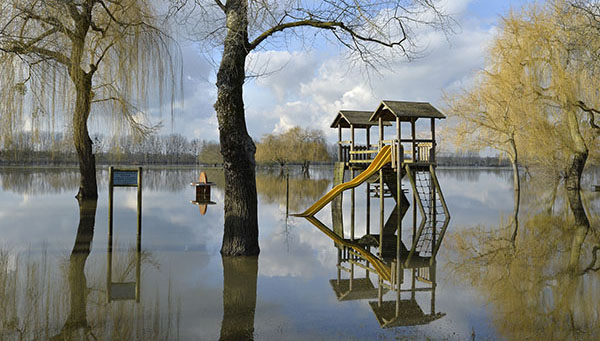 photo d'une aire de jeux inondée à Briollay