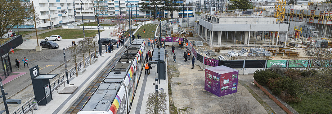 Photo du tramway en test dans le quartier de Monplaisir &agrave; Angers.