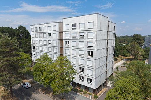 La r&eacute;sidence Jeanne-H&eacute;on-Canonne, de sept &eacute;tages, entour&eacute;es de parkings et d'espaces verts.