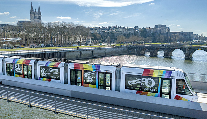 Photo d&#039;une rame de tramway sur le pont des Arts-et-M&eacute;tiers &agrave; Angers.