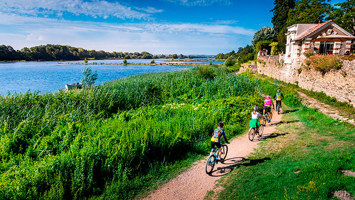 Voix cyclable en bord de Loire.