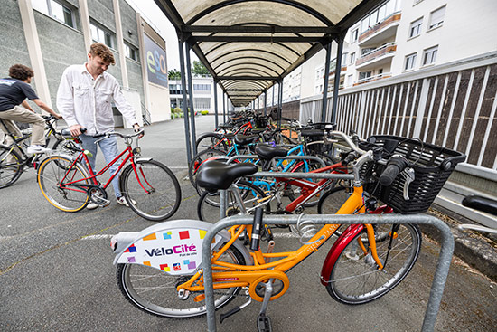 Photo du parking à vélos de l'ESA à Angers.