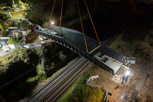A Monplaisir, la passerelle du parc H&eacute;bert-de-la-Rousseli&egrave;re a &eacute;t&eacute; pos&eacute;e